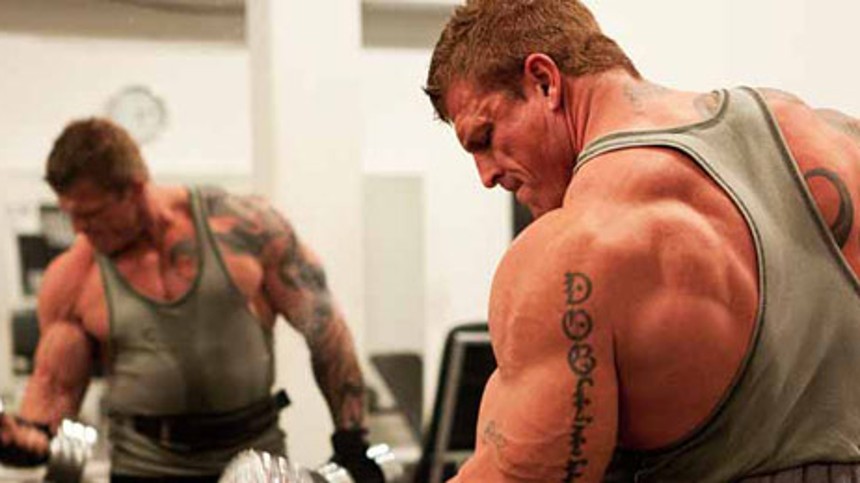 Bodybuilder halter i spil&shy;le&shy;film&shy;for&shy;mat