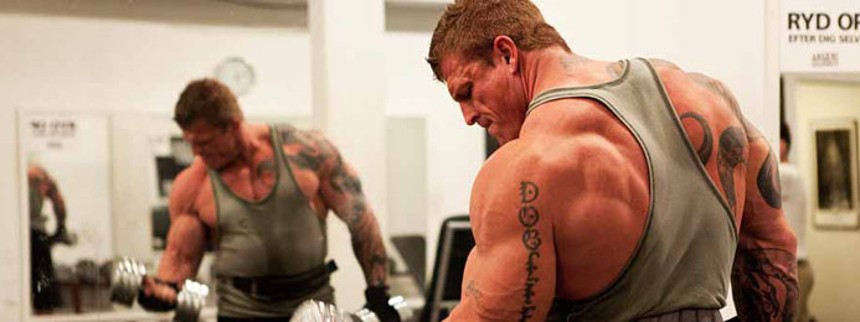 Bodybuilder halter i spil&shy;le&shy;film&shy;for&shy;mat