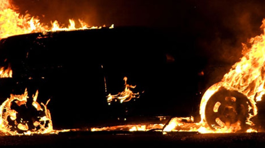 Din nabos bil brænder