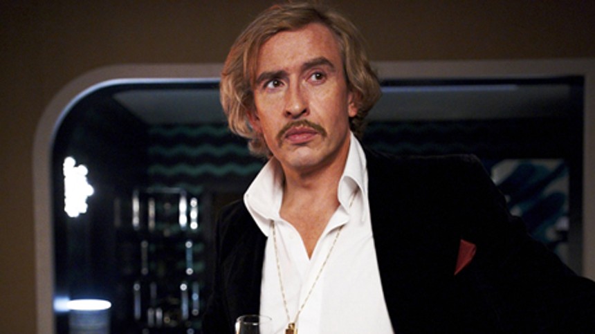 Steve Coogan brillerer som pornokonge