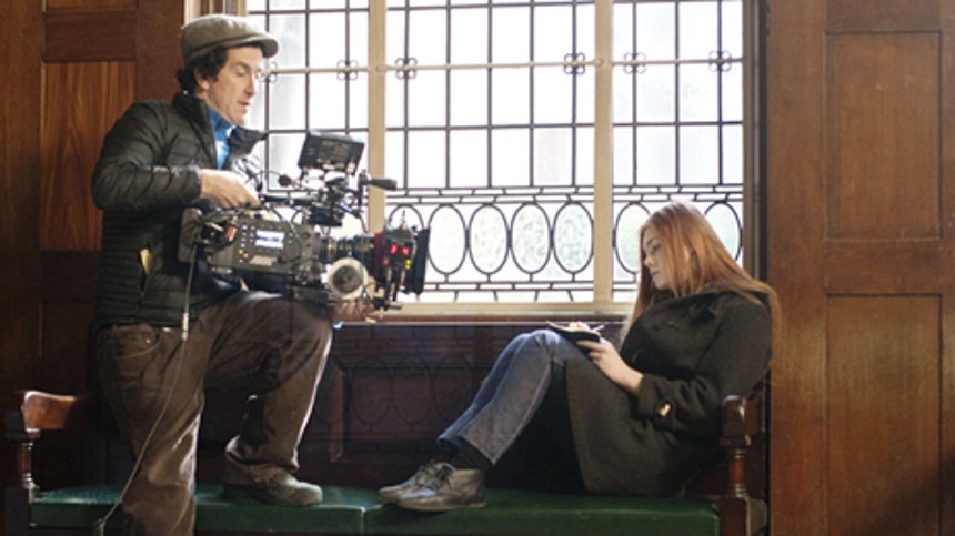 Piger i pad&shy;de&shy;hat&shy;te&shy;sky&shy;ens skygge