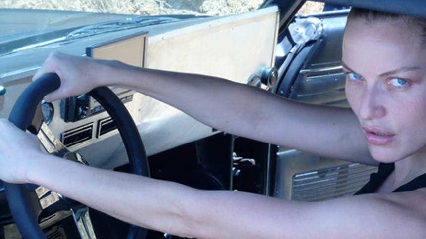 Rie Rasmussen genindspiller hor&shy;ror-​klas&shy;si&shy;ker