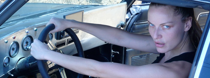 Rie Rasmussen genindspiller hor&shy;ror-​klas&shy;si&shy;ker