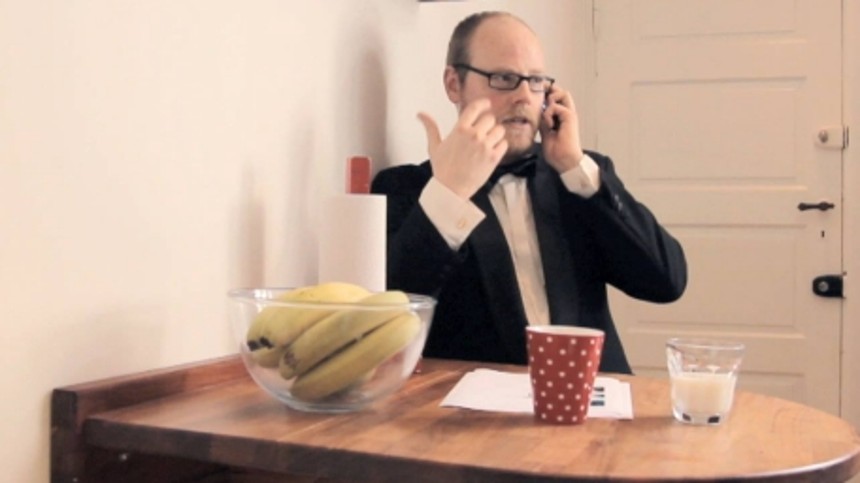 Han sætter sig selv i scene