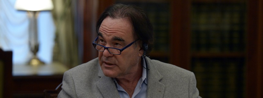 Oliver Stone instruerer serie om Guantanamo