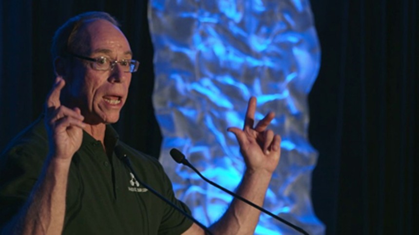 ”Der hang en aflang metalkugle i luften”