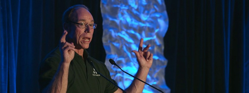 ”Der hang en aflang metalkugle i luften”