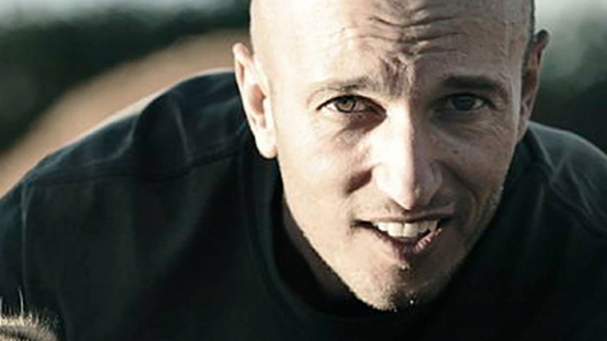 Filmfotograf dør efter slag fra giraf