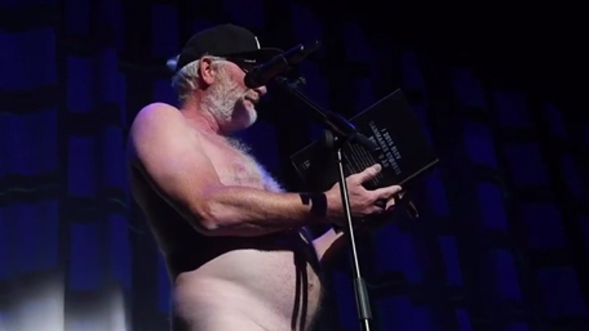 Peter Aalbæk smider tøjet i Cirkusrevyen