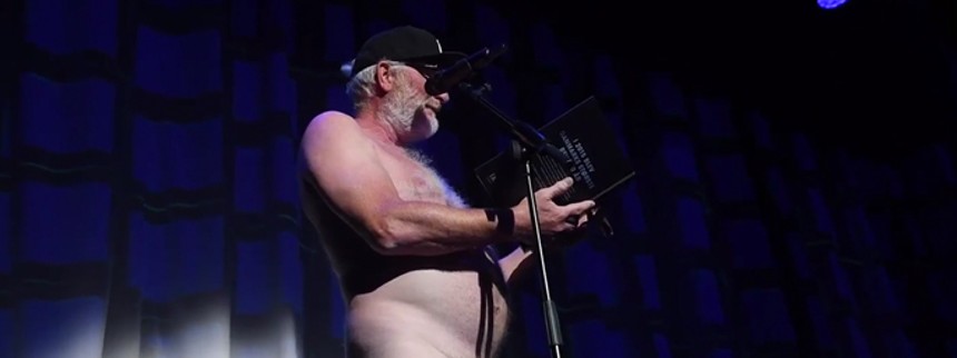 Peter Aalbæk smider tøjet i Cirkusrevyen