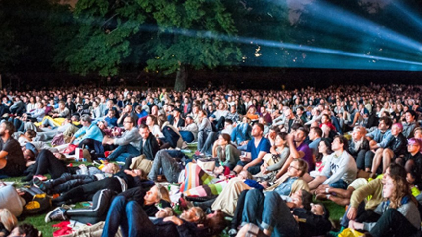 Se film under åben himmel