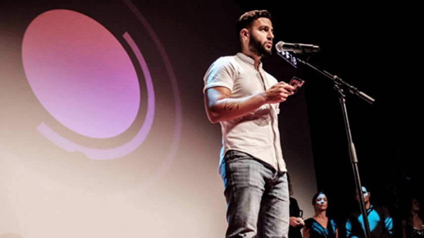 Instruktør uddeler pris til sit eget selskabs film