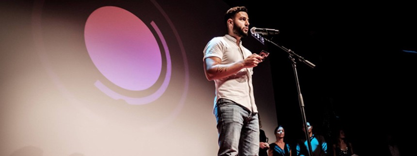 Instruktør uddeler pris til sit eget selskabs film