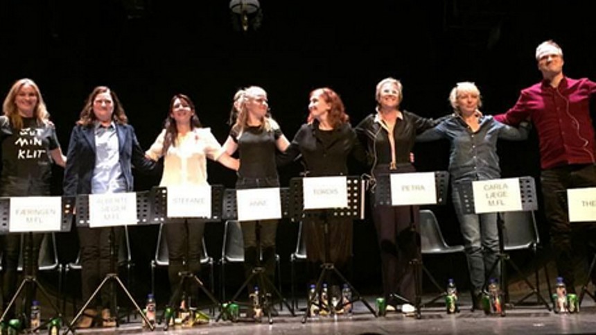 Kvinderne sætter sig på dren&shy;ge&shy;røvsko&shy;me&shy;die