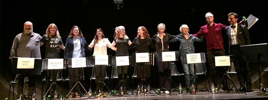 Kvinderne sætter sig på dren&shy;ge&shy;røvsko&shy;me&shy;die