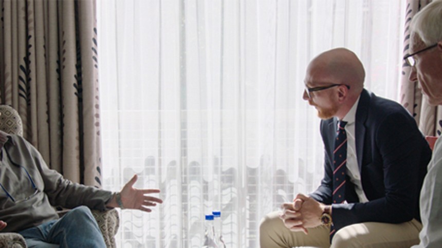 Mads Brügger forsvarer kon&shy;spira&shy;tions&shy;film