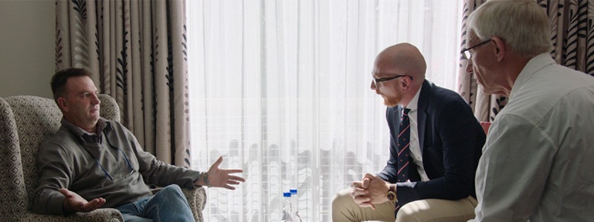 Mads Brügger forsvarer kon&shy;spira&shy;tions&shy;film