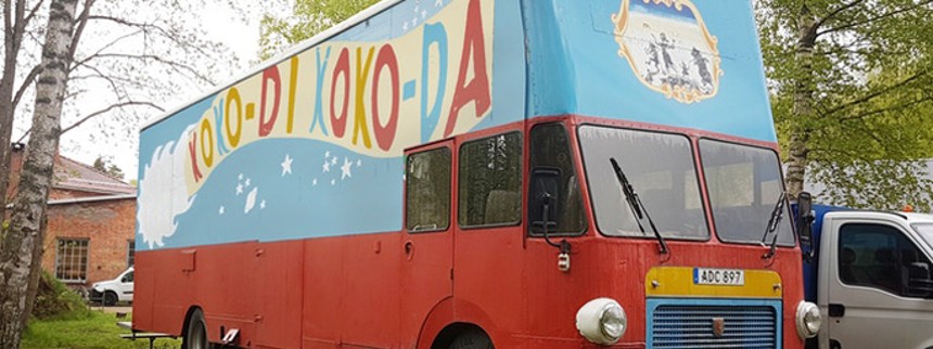 Instruktør viser Peter Belli-film i en bus