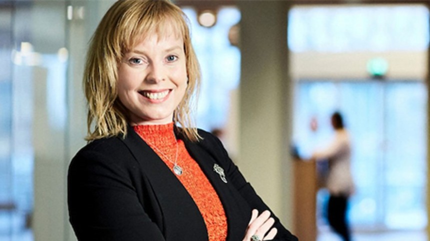 Regeringen kommer aviser til undsætning