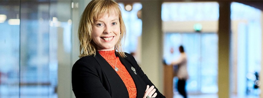 Regeringen kommer aviser til undsætning