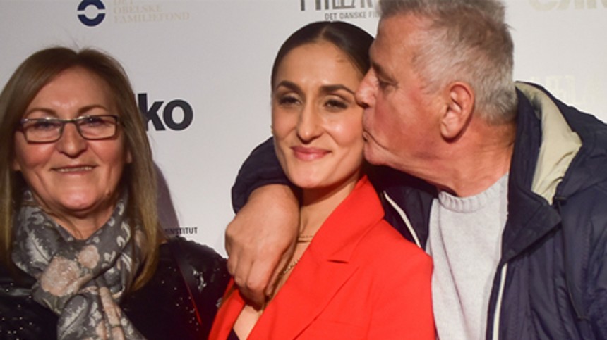 Prisvinder hylder sine forældre