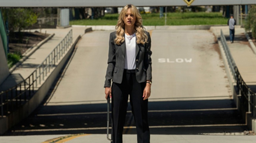 Kuet kvinde slår fra sig