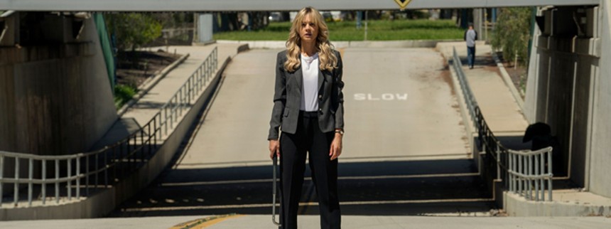 Kuet kvinde slår fra sig