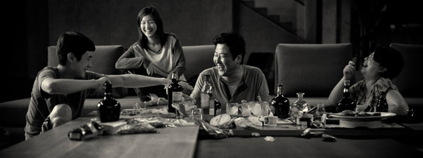 Sort-hvid Parasite indtager danske biografer