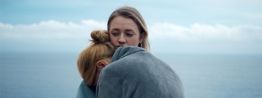 Hun søger tilflugt i vandmasserne