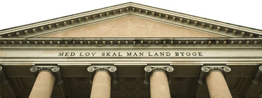 Kontroversiel instruktør fængslet for vold