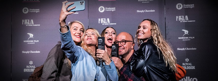 Vinderne stråler med deres statuette 