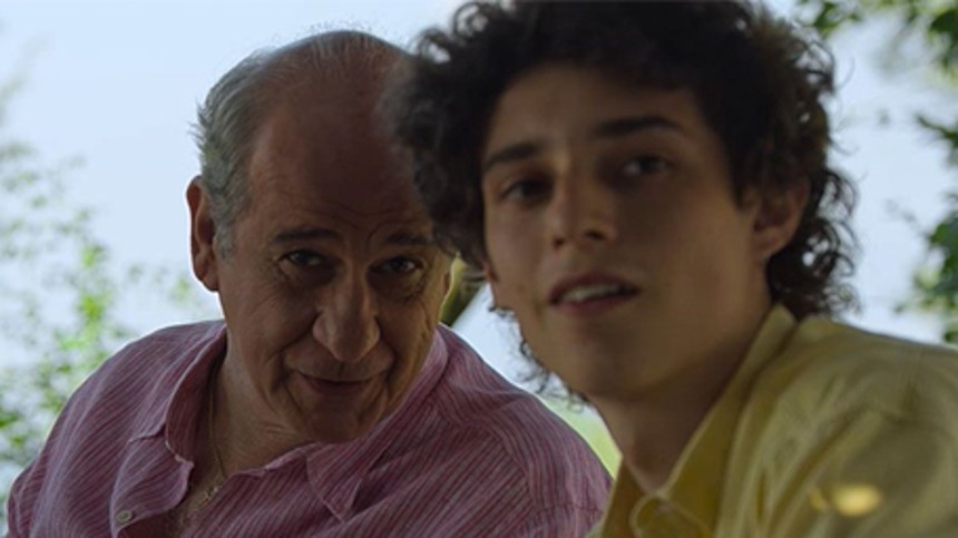 En hofskuespiller holder hof