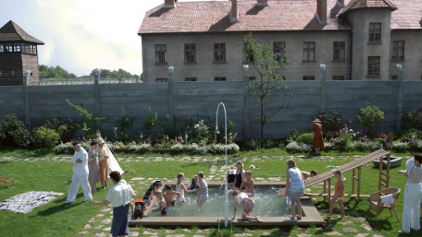 Ho&shy;lo&shy;caust-​mester&shy;værk vises i Auschwitz