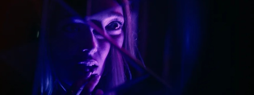 Overtrætte publikummer hujer, griner og gyser