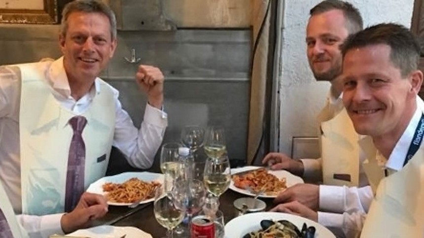 Fil&shy;min&shy;sti&shy;tut&shy;tet kører frejdigt mod afgrunden